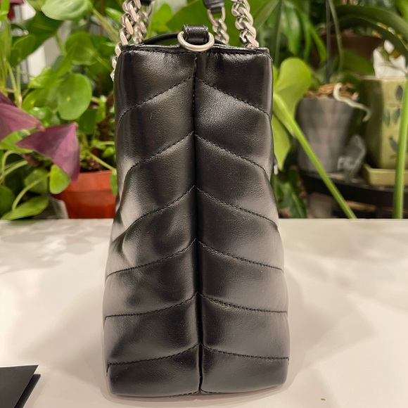 YSL
Black Quilted Y Leather Small LouLou Shopping Crossbody Tote Bag - Picture 3 of 16